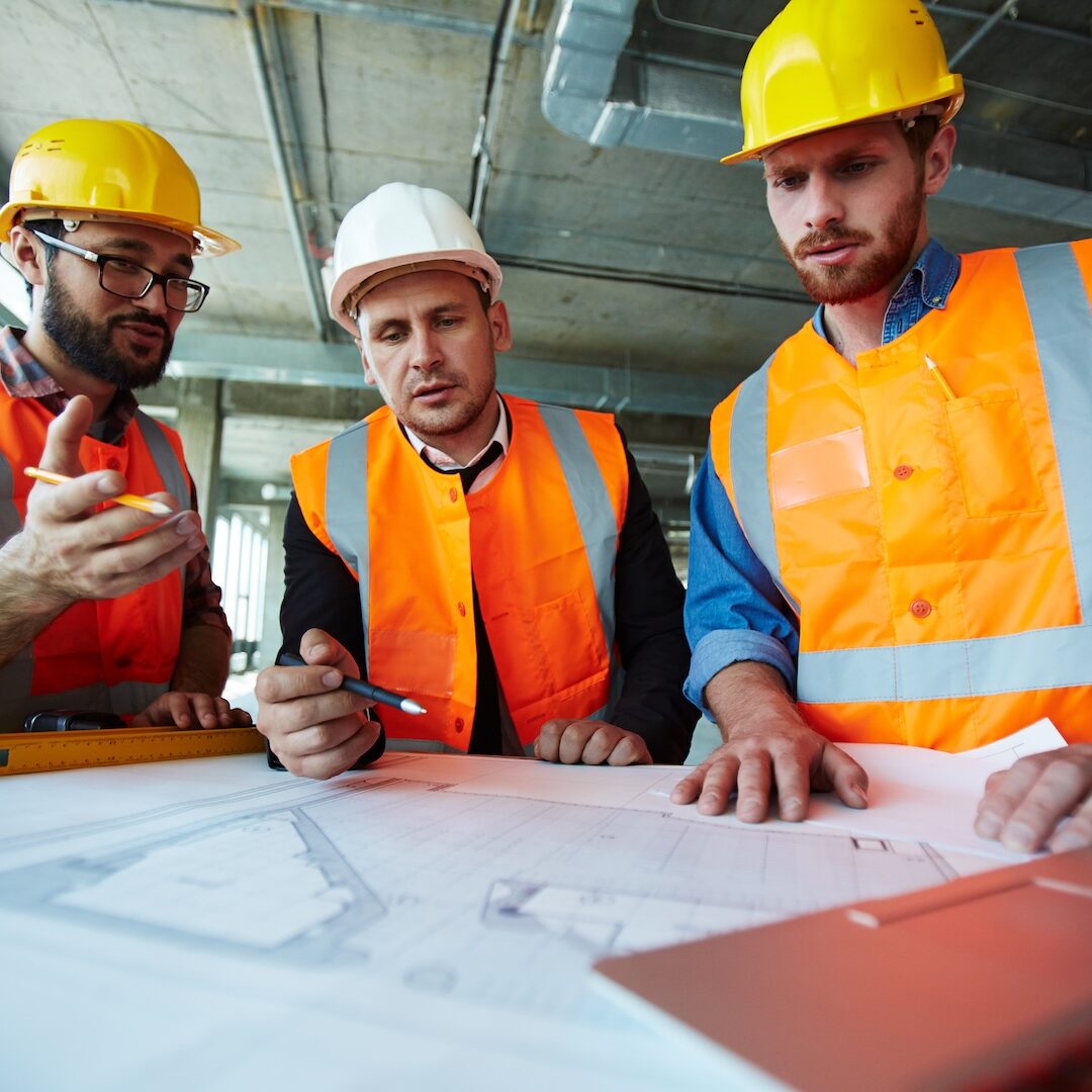 Supervisores de la construcción analizan detalles del edificio